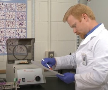 Клиника лечения наркозависимости в Десногорске Врач в кабинете клиники