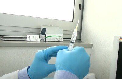 Проведение кодирования Вивитролом в Десногорске Шприц с Вивитролом в руках у врача